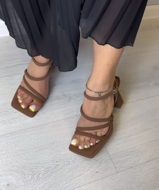 Low heel fashionable casual sandals