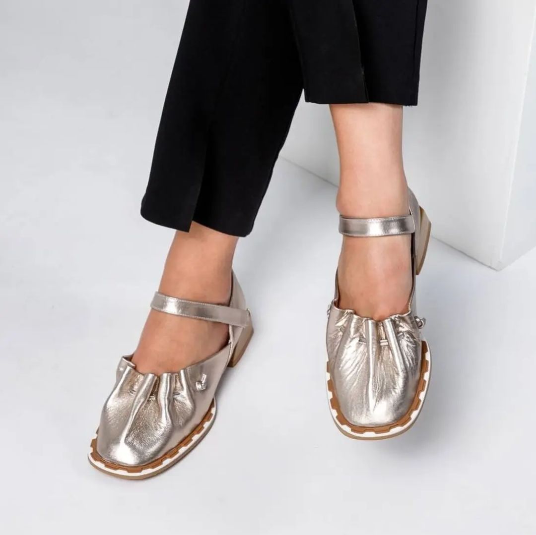 Soft leather elasticated casual sandals