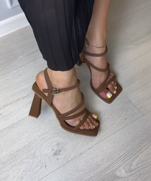 Low heel fashionable casual sandals