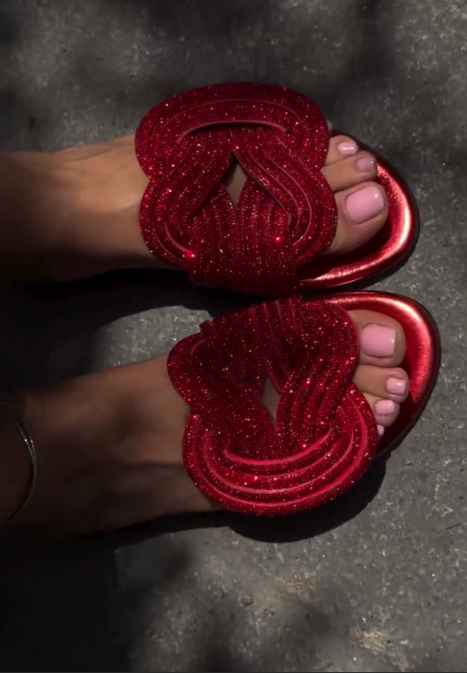 Eye-catching shiny floral flat slippers