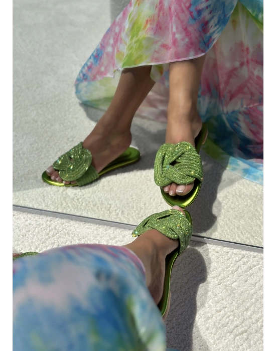 Eye-catching shiny floral flat slippers