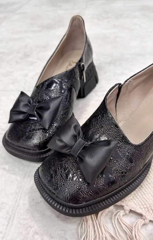 Chic leather bow loafers