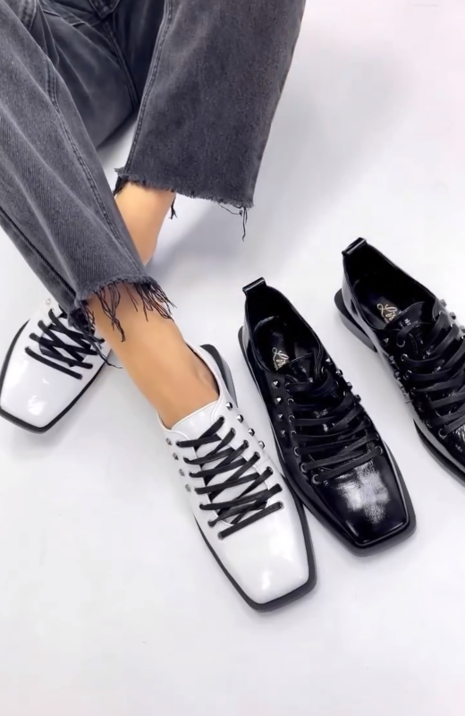 Versatile patent leather lace-up casual shoes