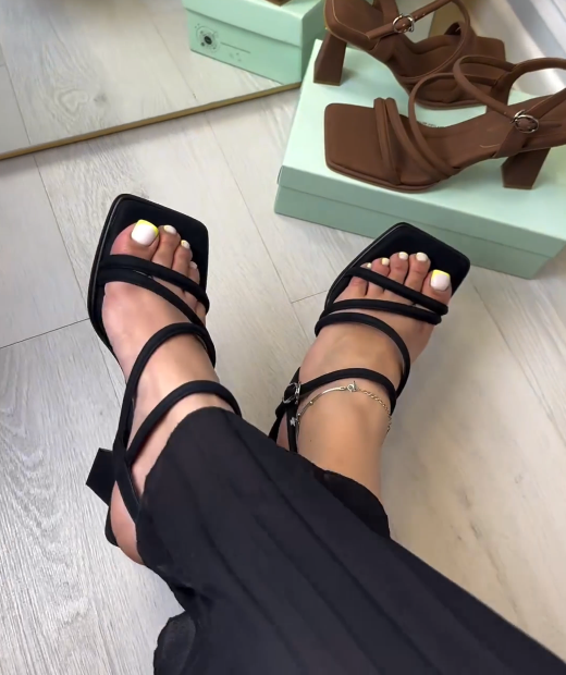 Low heel fashionable casual sandals