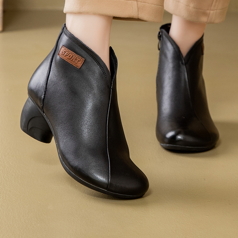 Comfortable and versatile leather boots
