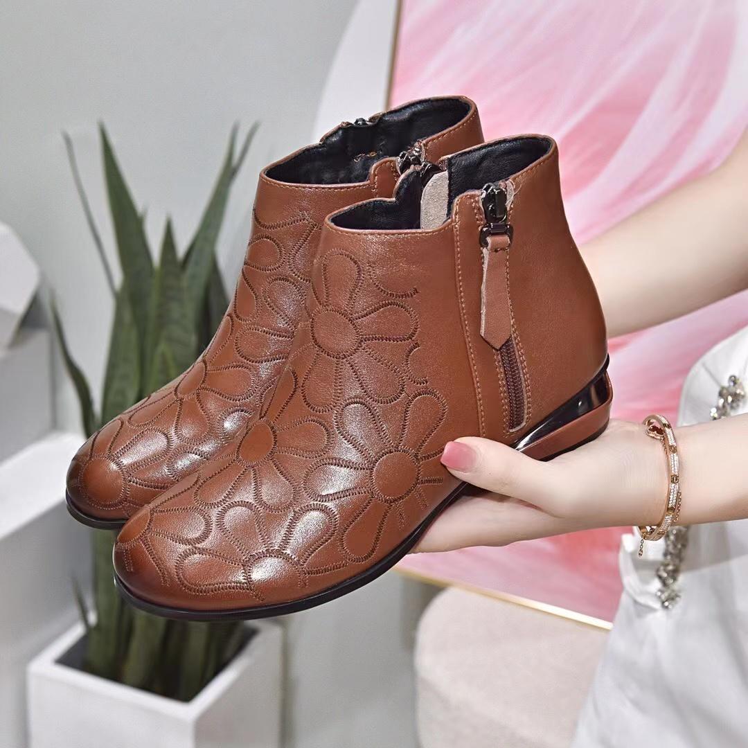 Embroidered soft-soled boots